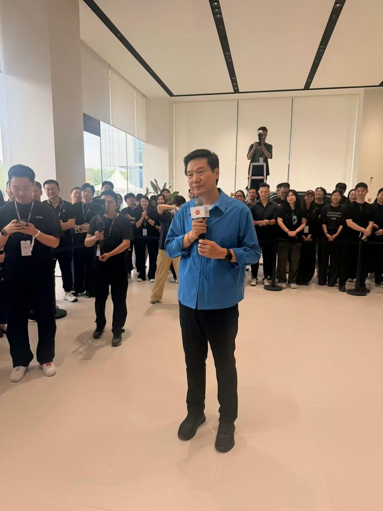 小米澎程交付 雷军最近是在巡回啊…看起来确实疲了，但也看得出来高兴。真诚不真诚，
