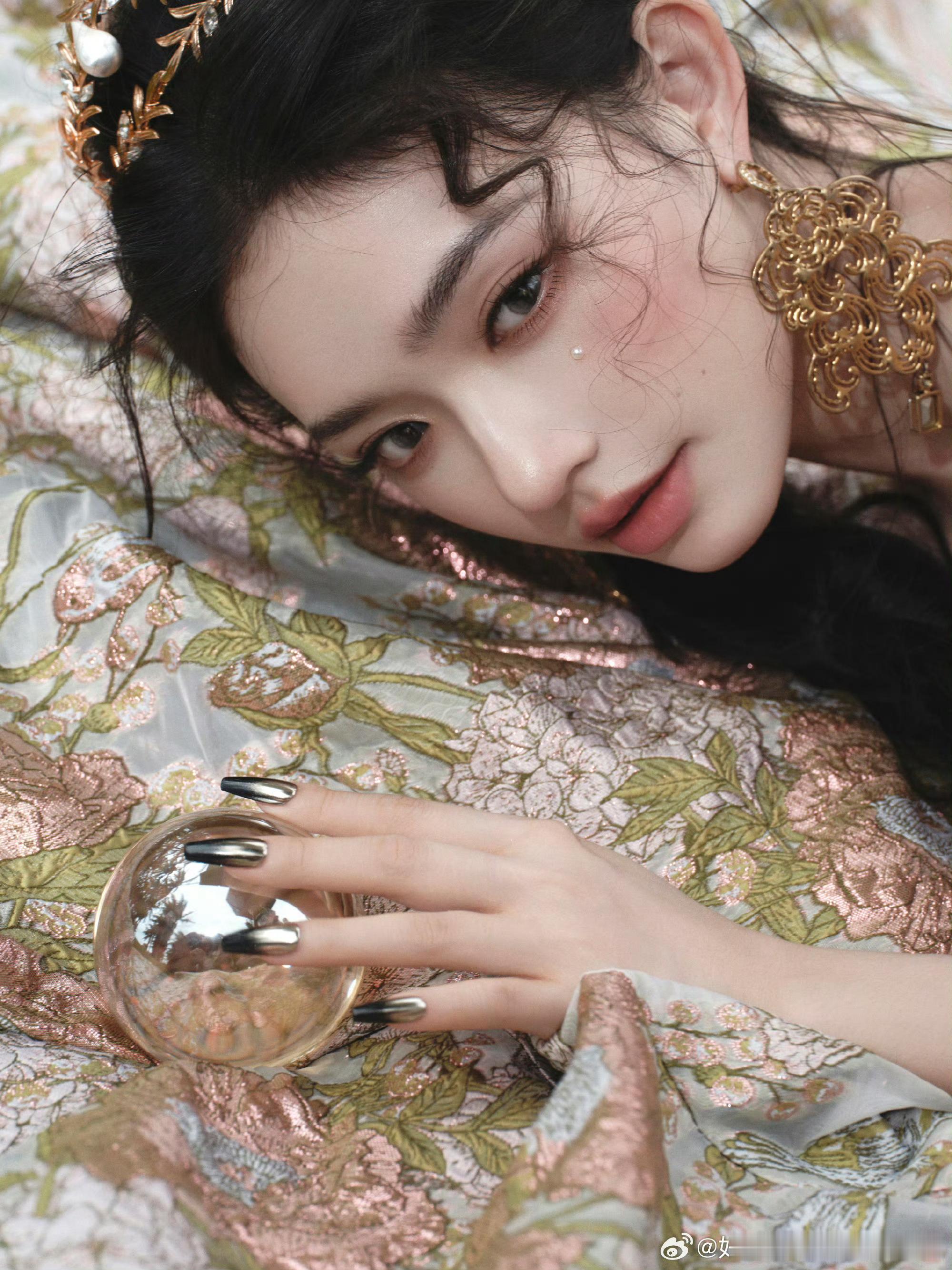 林允公主皇冠 林允ELLE造型太吸睛！公主裙搭配皇冠尽显复古贵气，古堡女王既视感