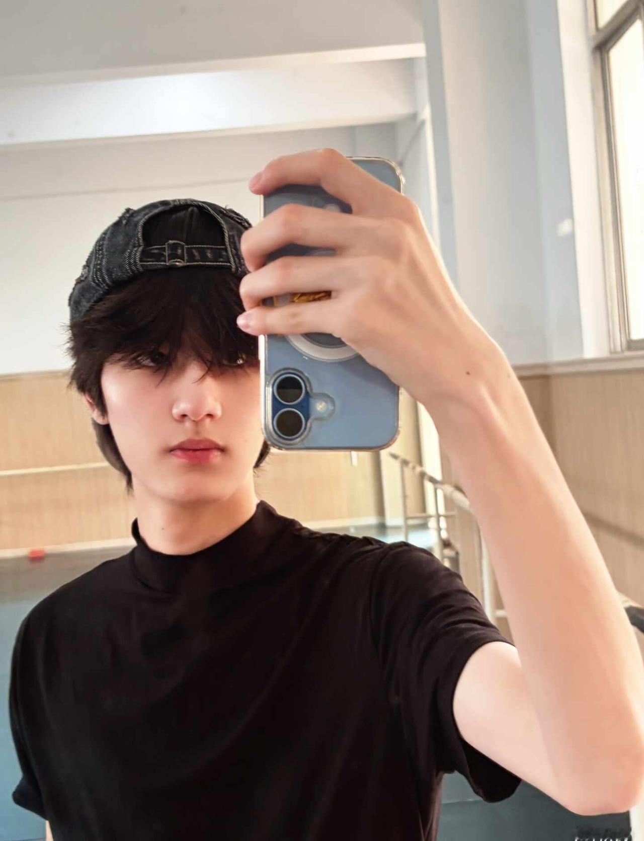 泡泡🫧‖李煜东 9.24 更新
自拍进步大大的！！
	
TF家族四代