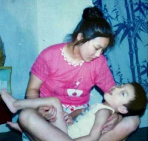 1988年，湖北一女子产下脑瘫儿，丈夫见后狠心抛下妻子和孩子一走了之，不料高考时
