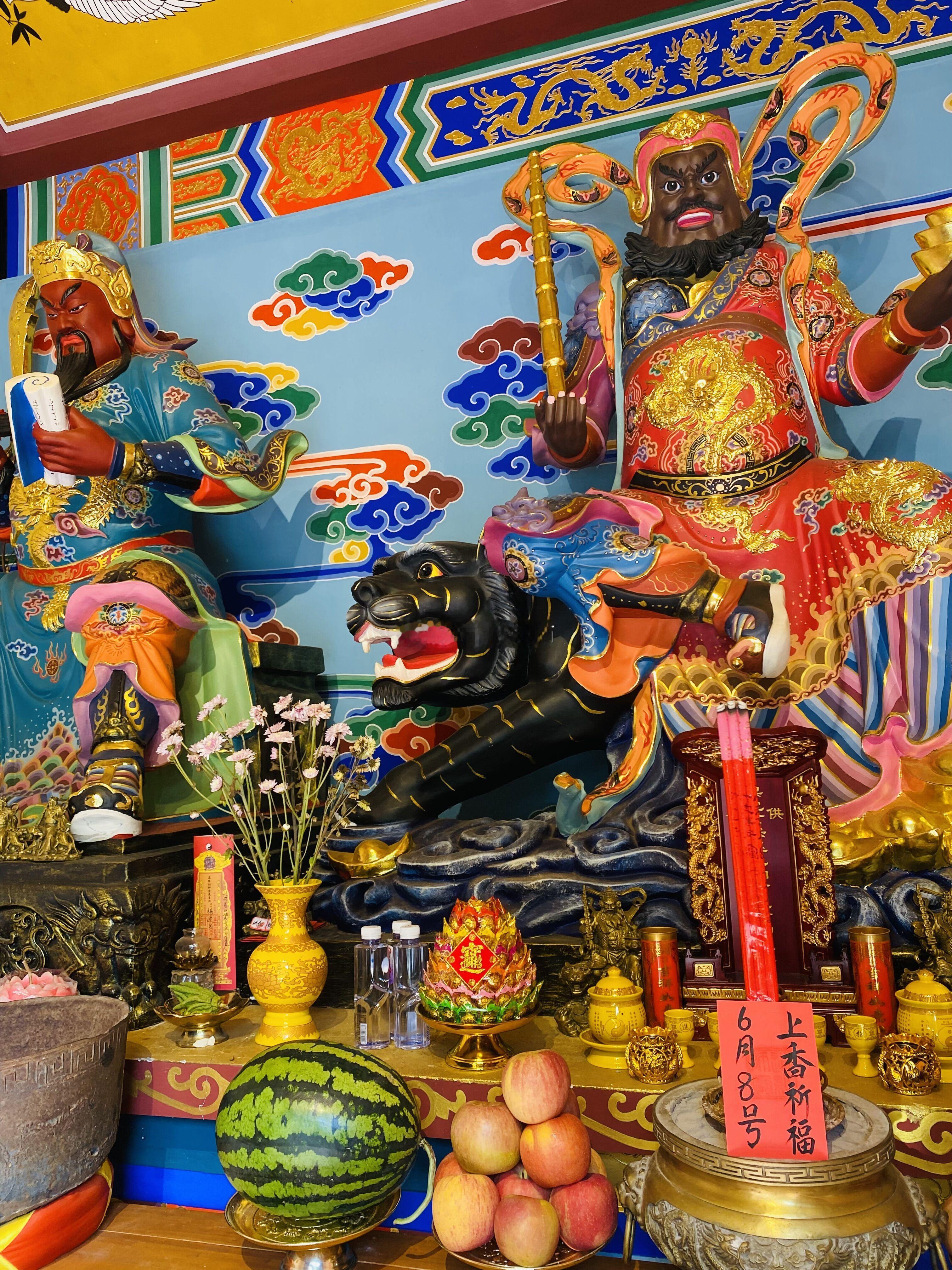 今天黄道吉日，收获双倍好运的时刻已经到来，6月8日师父在财神殿为点赞的粉丝上香加