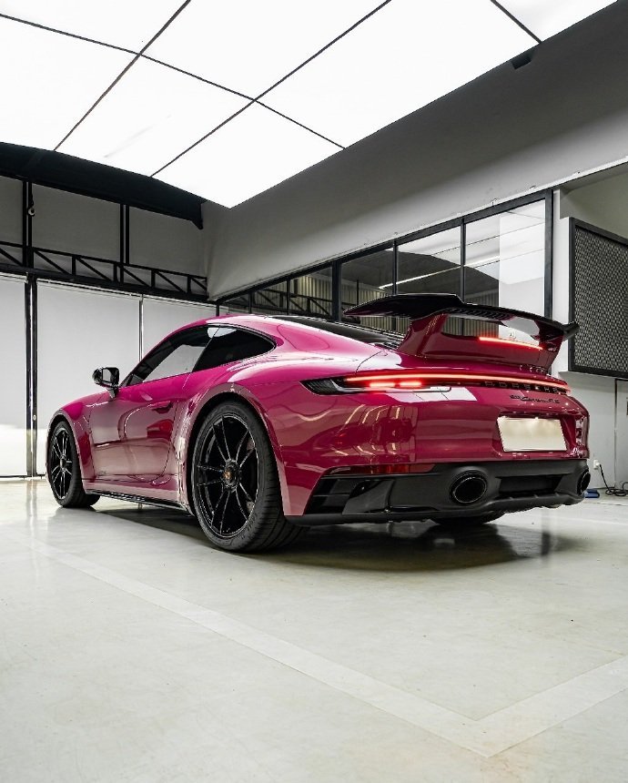 保时捷 911 Carrera GTS 的颜色简直太绝了！除了鲜亮颜色，前进气格
