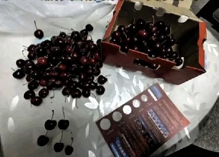 超市这波操作太离谱，买水果都得自带“火眼金睛”了！
 
杭州王先生在知名生鲜超市