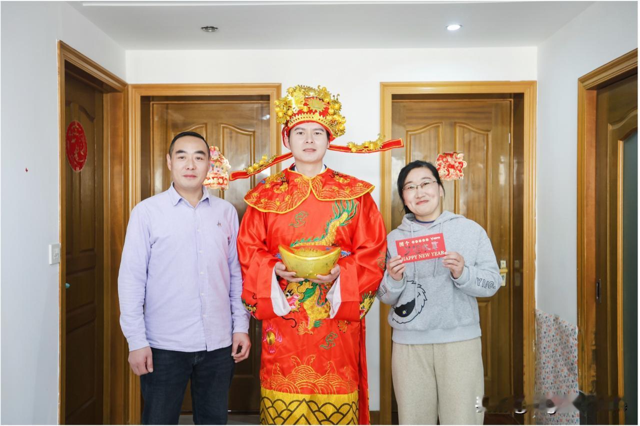 除夕当晚，东风岚图登上央视龙年春晚，向全国观众送上100辆“锦鲤车”，2月14日