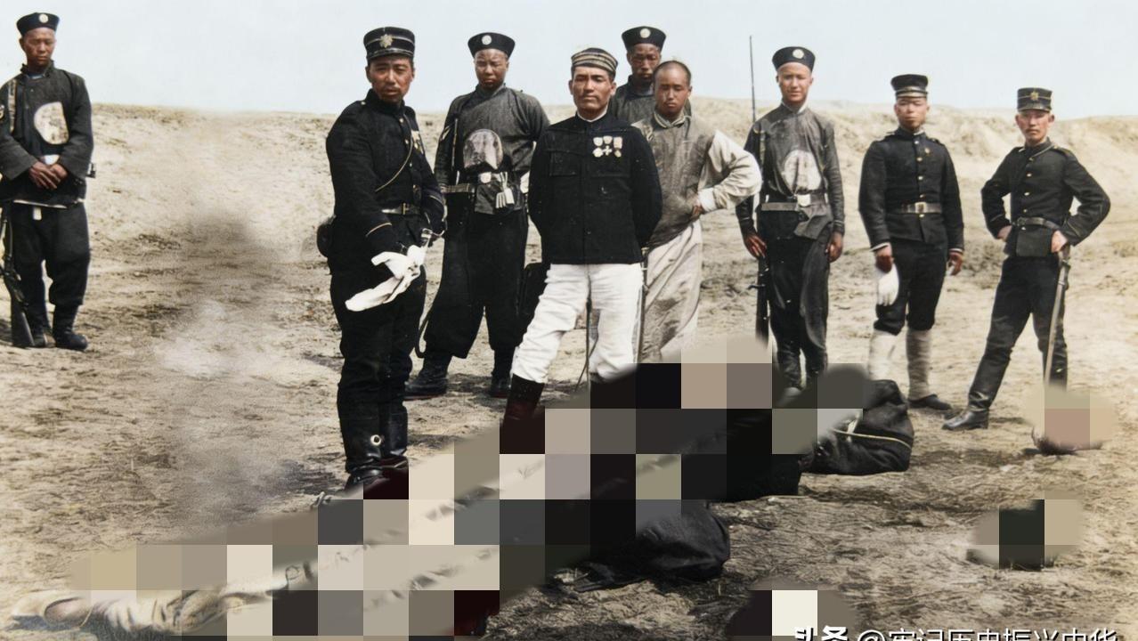 1900年天津，一名日本军官举刀落下，中国人当场身首异处。
照片里，他穿着白色