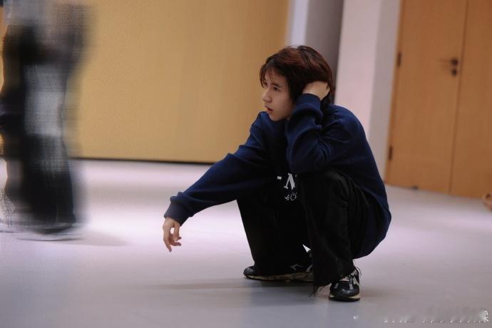 贺峻霖深蓝色polo衫  贺峻霖谁想出来的土豆泥拌粉  贺峻霖身穿深蓝色polo