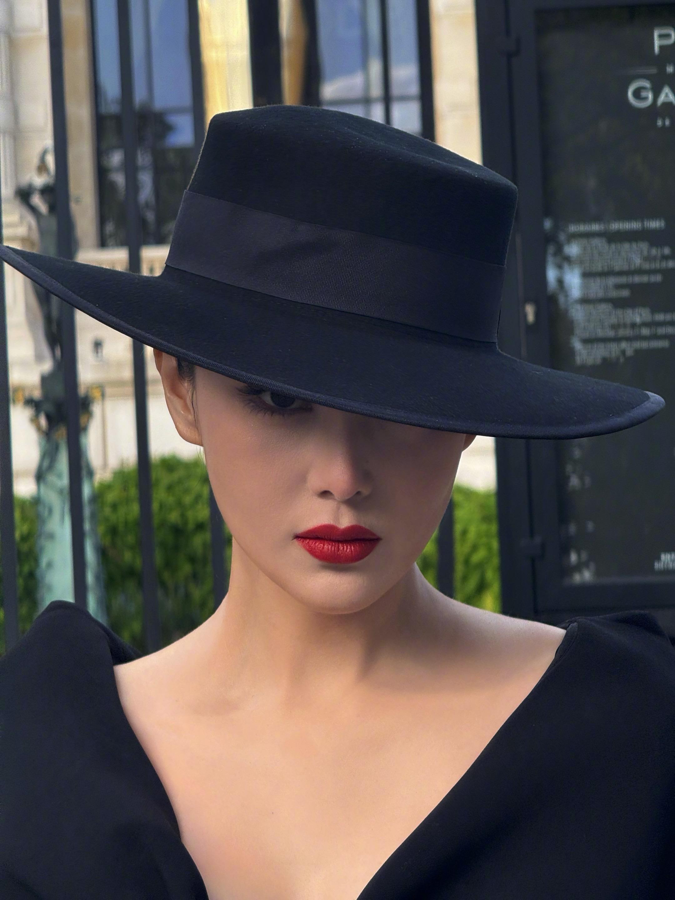 权威的一张脸。