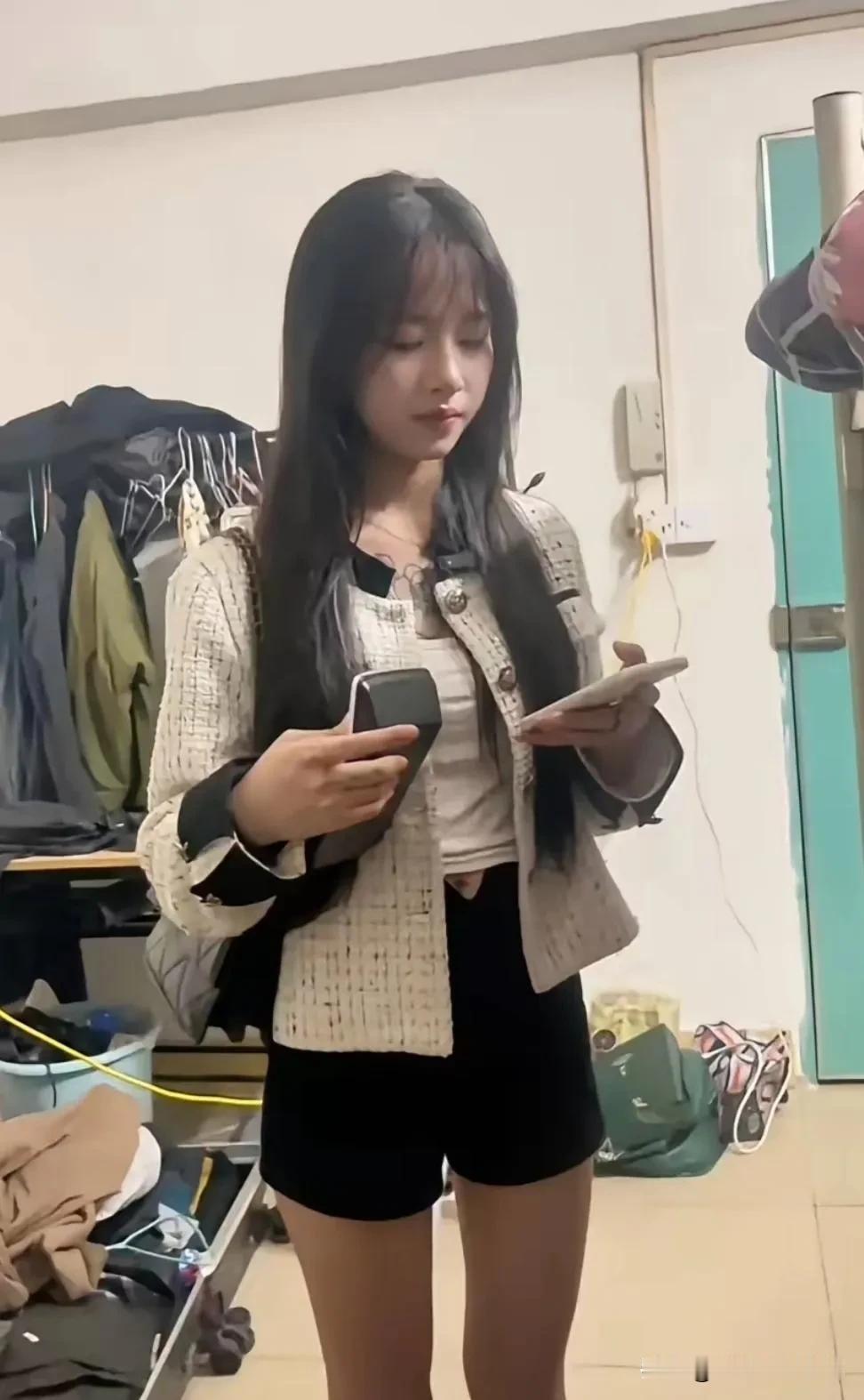 你们说，为什么这么好看的女孩，也在打螺丝呢？