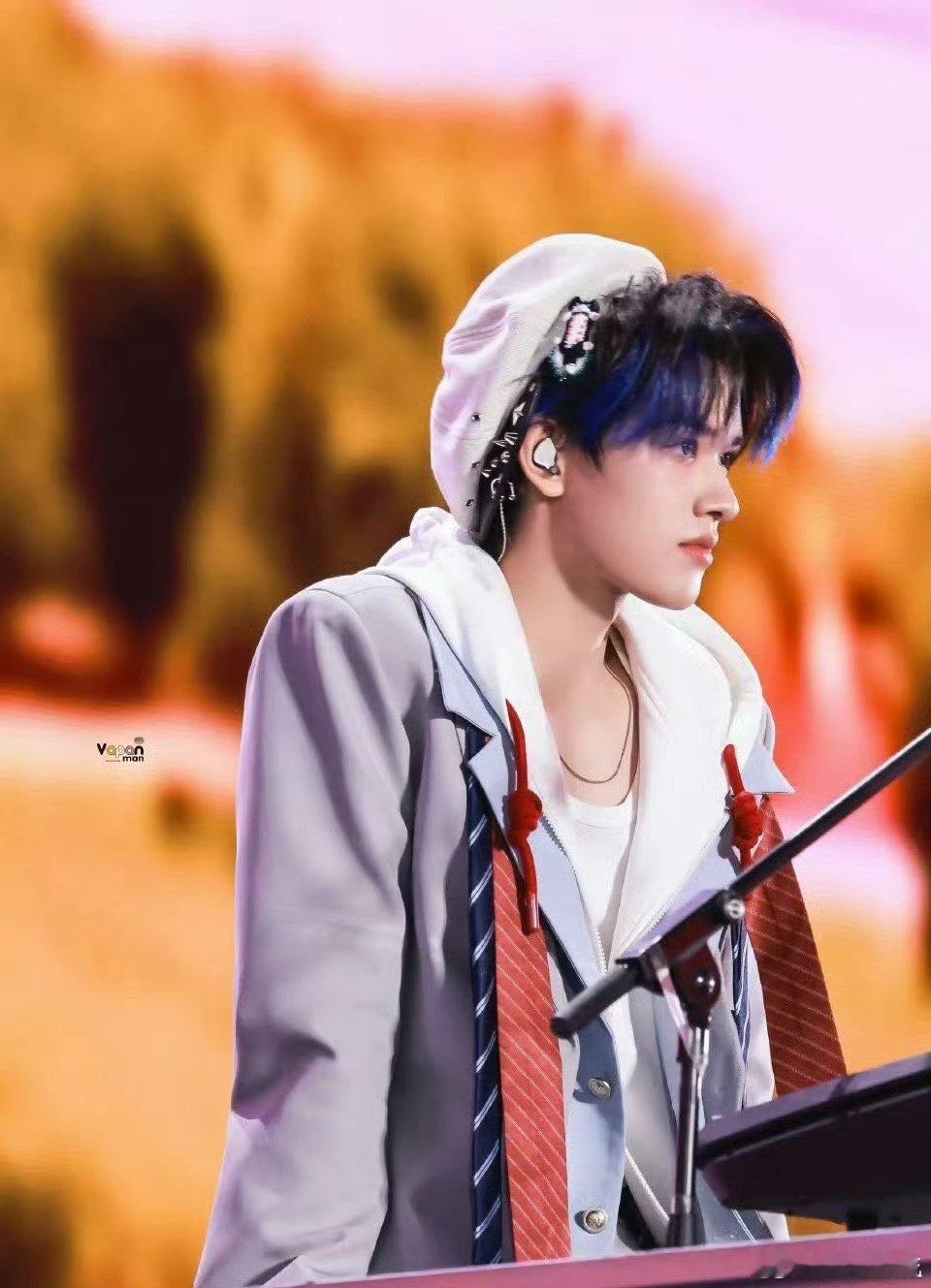 张极清唱此生不换在没有任何乐器掩护的情况下，张极通过对呼吸和尾音的细腻处理，将这