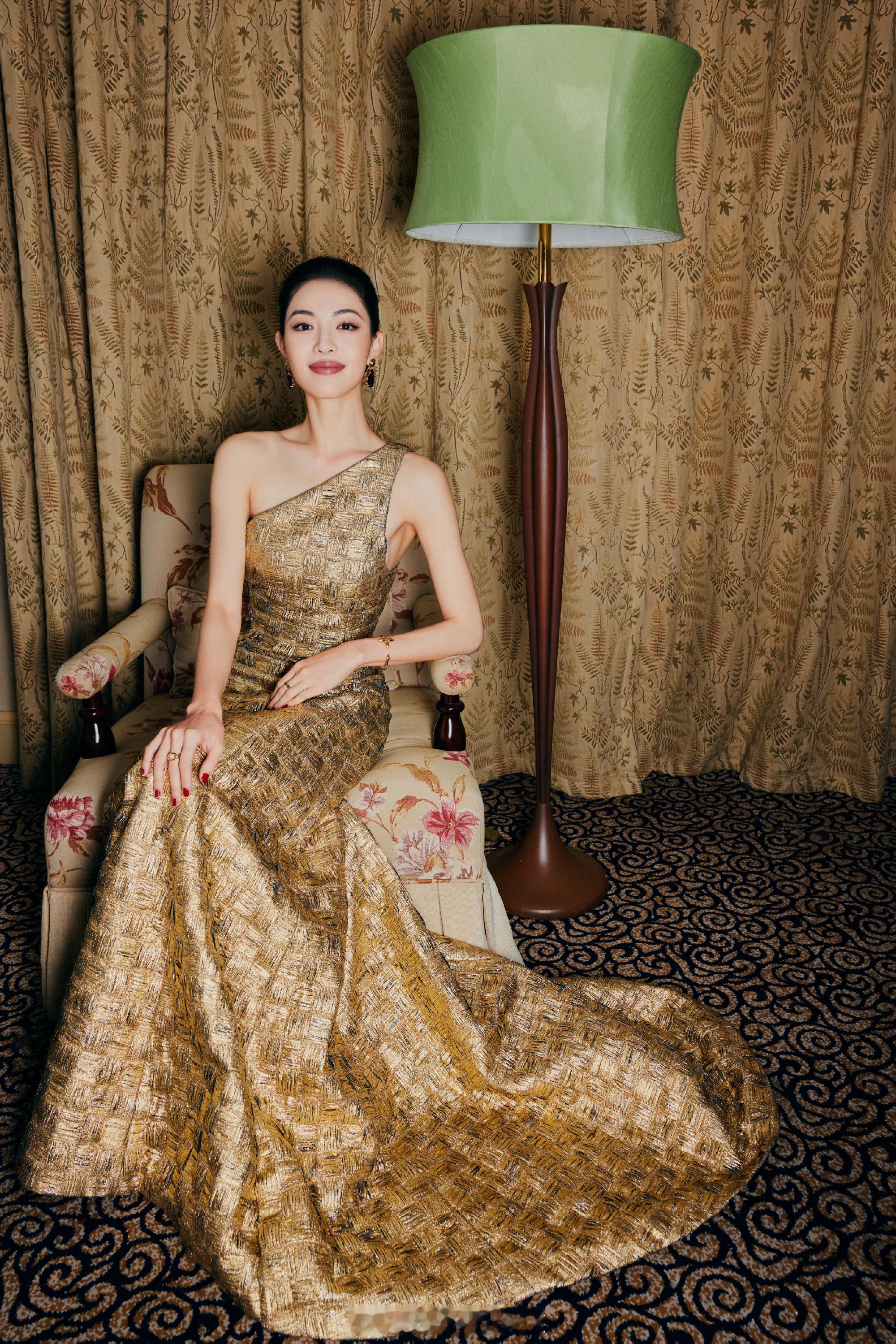 钟楚曦一身定制礼服明艳大气 