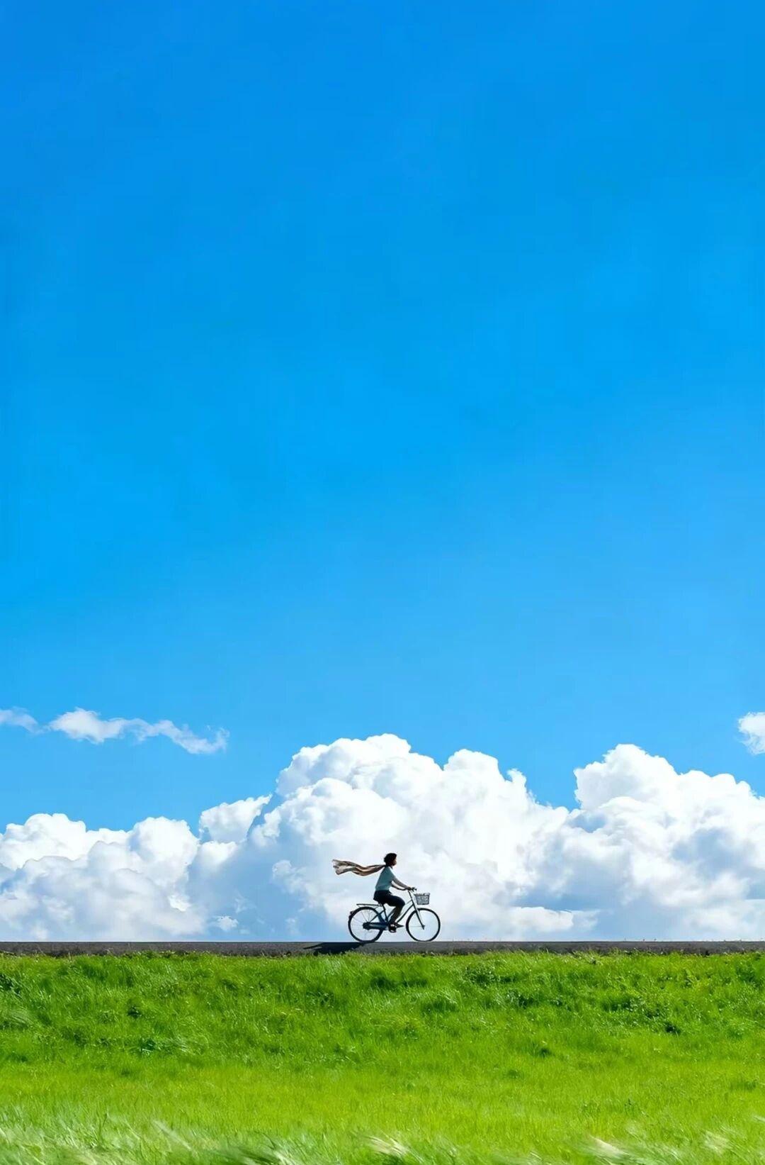 刚刚看到一个提问：在单位里，什么样的员工最容易生存？
有个高赞回答是：那些懂得“