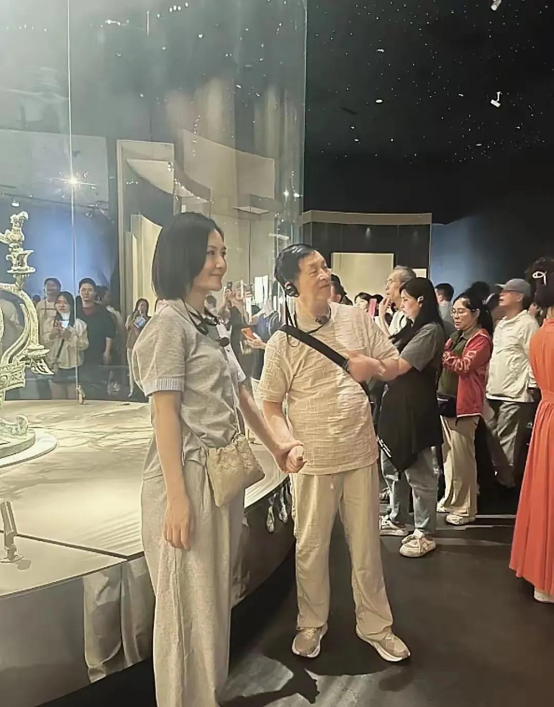 谢娜跟爸爸现身三星堆博物馆，许久不见的谢娜看起来气色很好，皮肤紧致白皙，身材也保