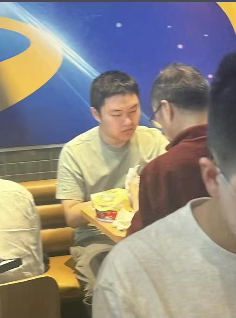 上海第二工业大学的老师还是太好了，还请这位同学吃了一顿汉堡！

虽然众多同学发出