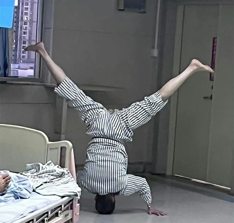 两对夫妻结伴去旅行，晚上夫妻两亲密了一回，老公很快败下阵来。听到隔壁房间闺蜜还在