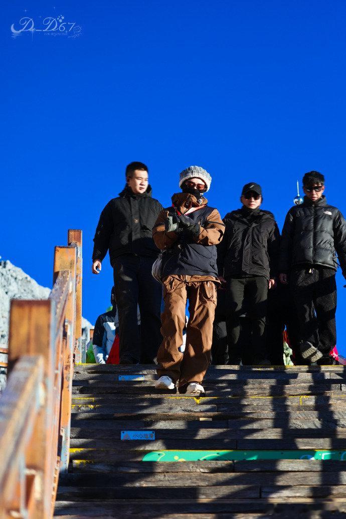 王铮亮王铮亮快乐老友记路透 粉丝调侃的 “企鹅式下山” 精准戳中笑点，王铮亮为保