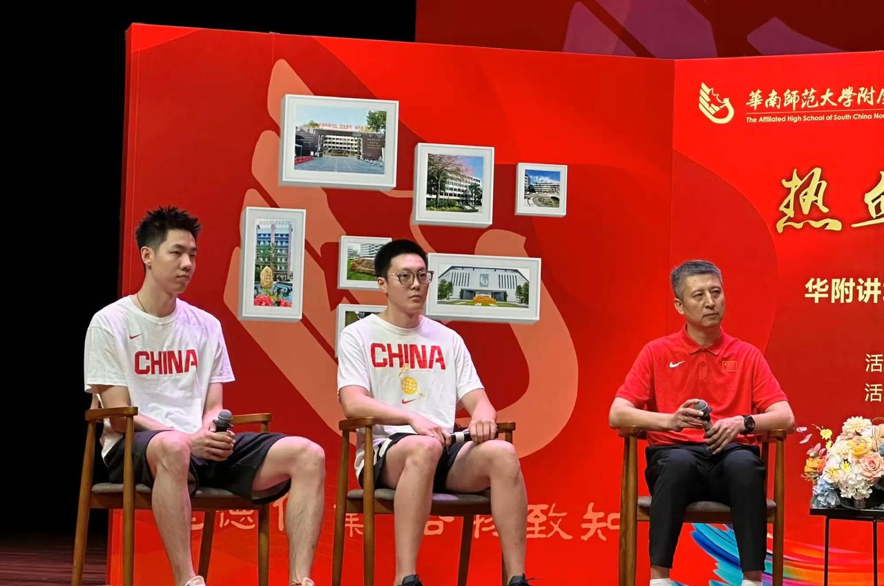 9月1日开学季，郭士强带着中国男篮球员胡明轩和朱俊龙现身广东广州华附中学，参加“