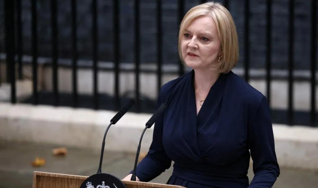 英国前首相莉兹.特拉斯:

英国是由深层政府统治的，英国人民根本没有皿煮权利。。