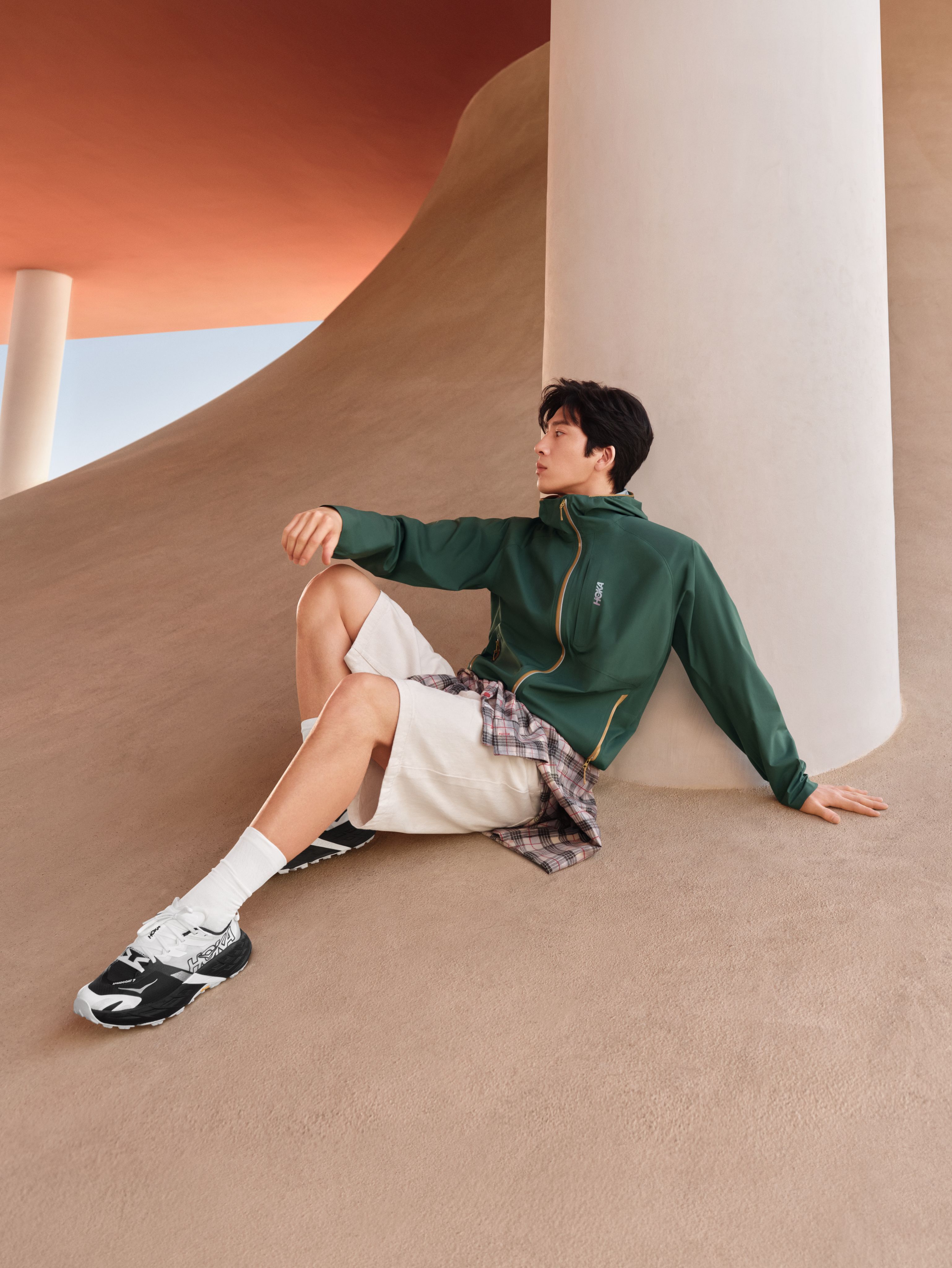 内娱穿搭“卷王”，这次又踩准了潮流浪尖？最近，热播剧《钢铁森林》男主井柏然，释出