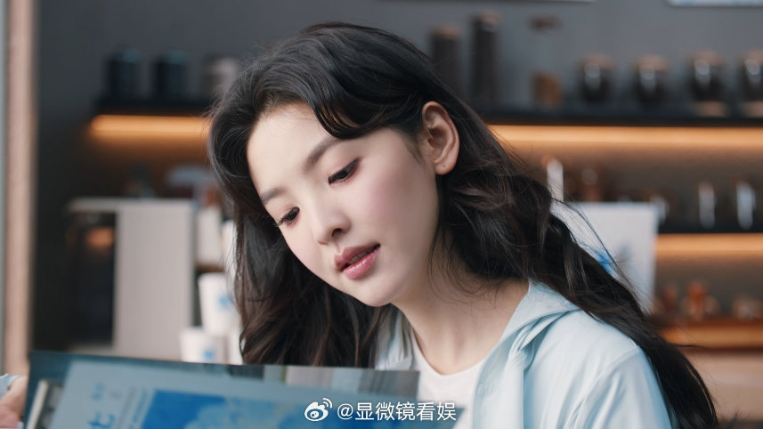偏爱章若楠的松弛感，从不是刻意营造的氛围感，而是由内而外的自然与真实~她把自己的