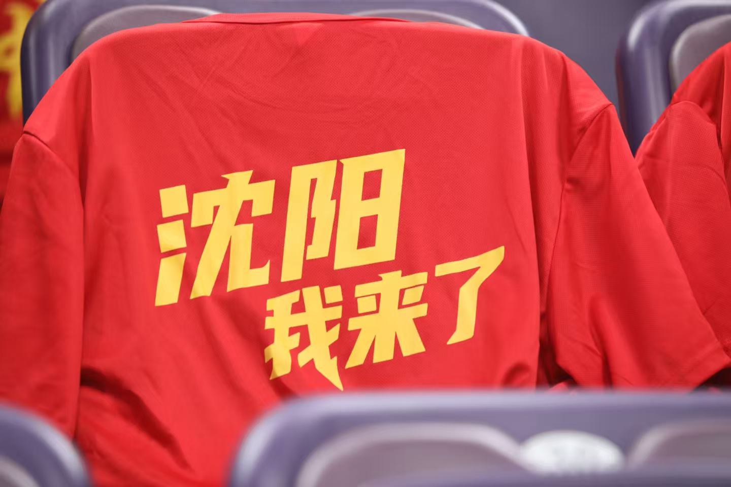 中国男篮vs日本男篮 明天到场的观众，每个人一件志愿者们连夜把助威体恤放在了您的