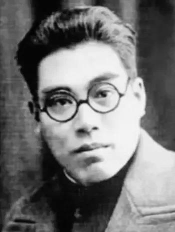 1941年，一个怀着六个月身孕的女人，牵着6岁的女儿，走进了日军司令部的大门。她