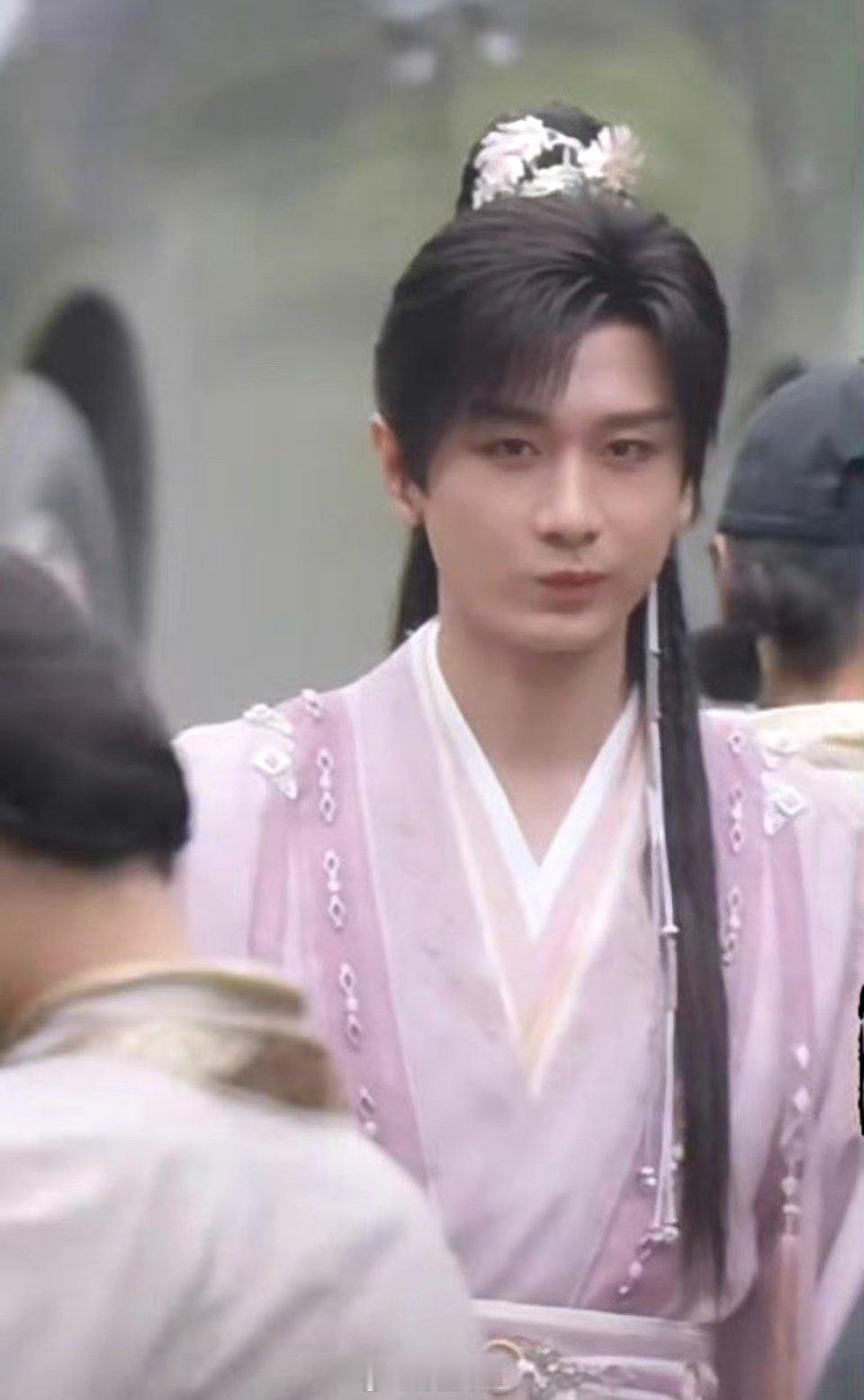 成毅嘟嘴嘟的感觉脸都歪了。。 ​​​