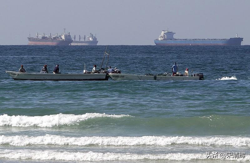 伊朗应当让所有国家的船只航行自由，并自由通过霍尔木兹海峡，才是唯一正确的选择。