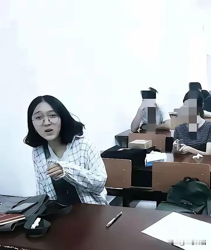 不管你信不信，那些总爱算计、背后搞小动作的人，眉眼间总透着股拧巴劲儿，眼神要么飘