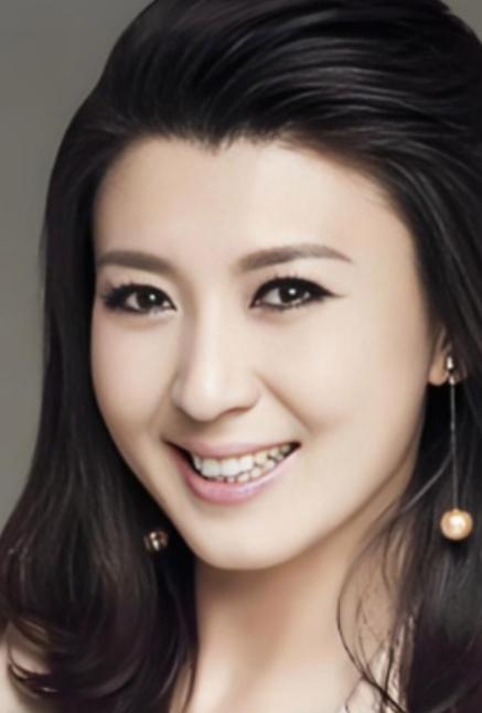 天眼查App显示，闫学晶名下共关联8家公司，其中6家已注销。这些公司多在成立一至