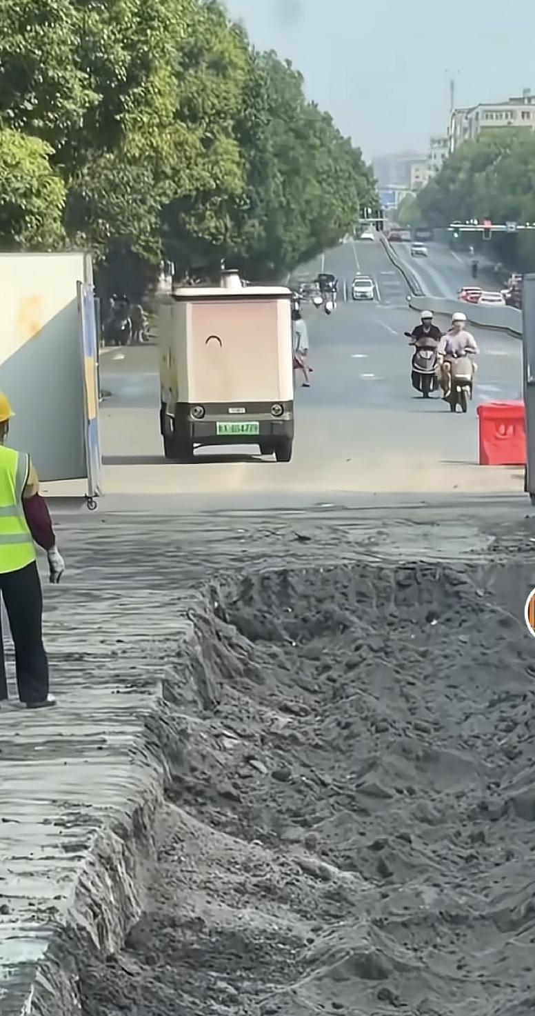 这个电脑无人送货车，挺有意思，迎着大沟就开起来了，结果就这样了呗。
