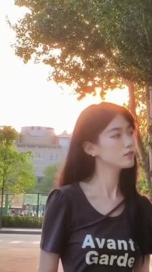 上联：片片晚霞迎落日

下联：道道晨光照路人
个人观点，仅供参考