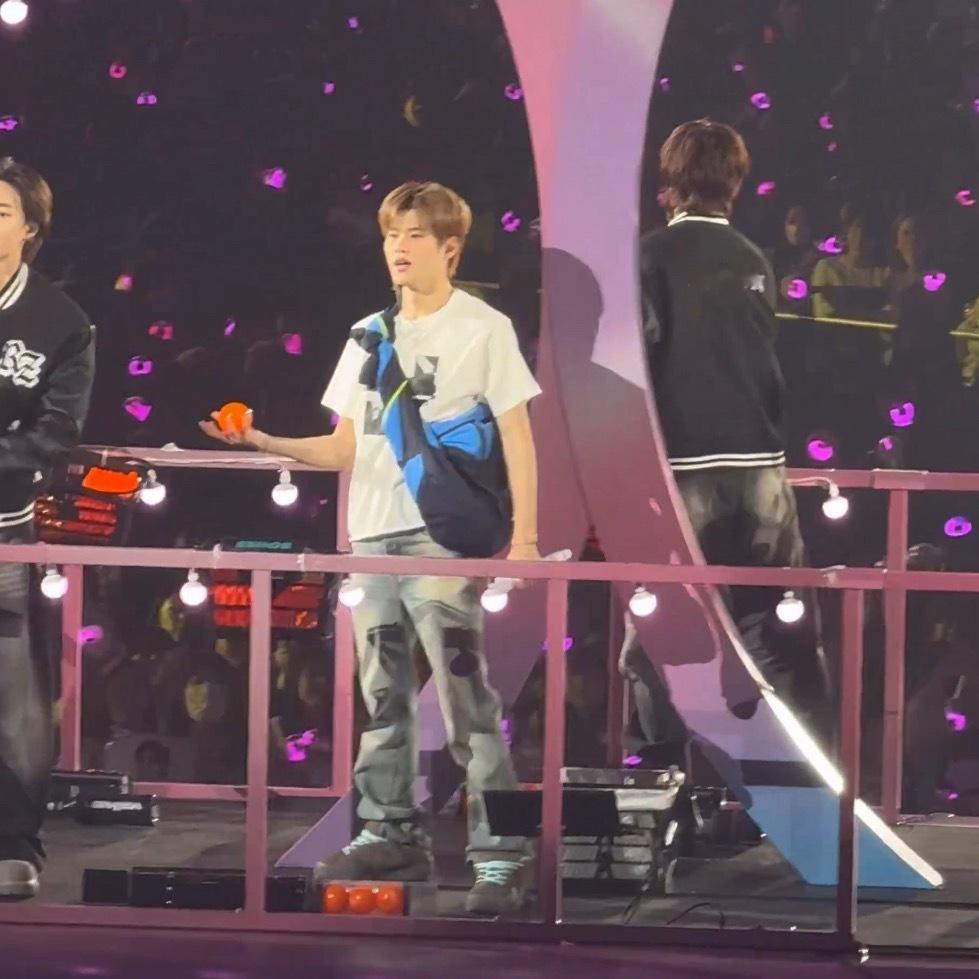 分享一则笨蛋瞬间本来same key花车在给粉丝饭撒来着，结果当手触碰到签名球时