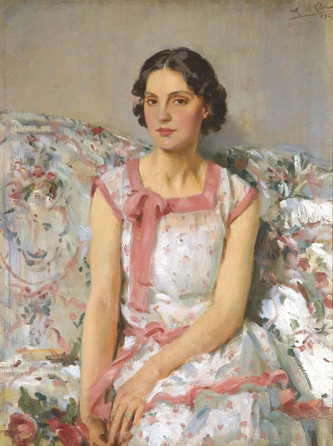 想象一下，优雅少女身着花裙，在花丛间静坐的画面，简直岁月静好得让人移不开眼。这场