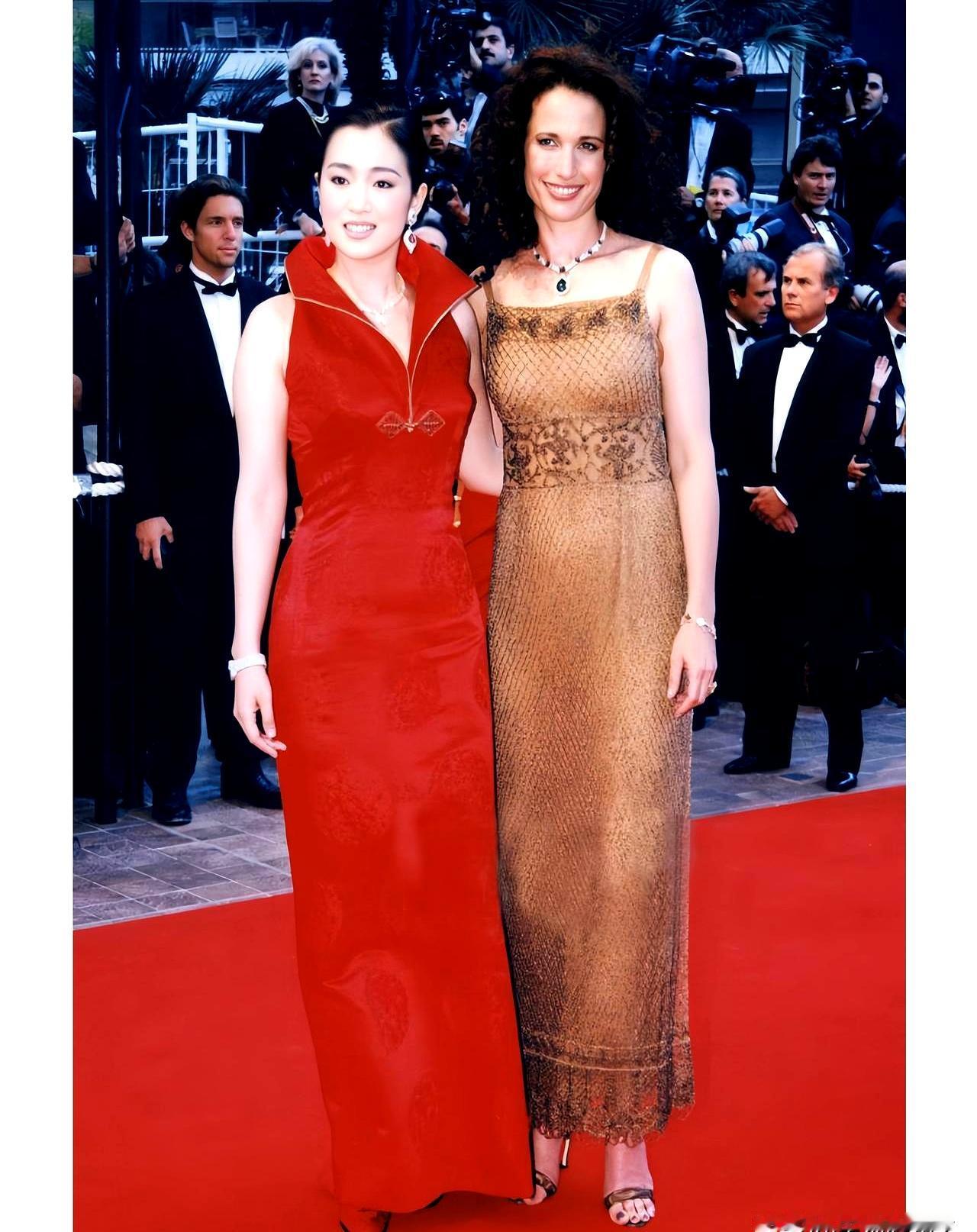 1998年戛纳红毯，巩俐一袭红袍直接封神！
 

当年她33岁，作为金棕榈奖颁奖