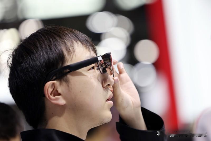 AI眼镜会是下一个万亿风口吗？现在各方资本和企业都在往里冲，理想、阿里、小米等纷