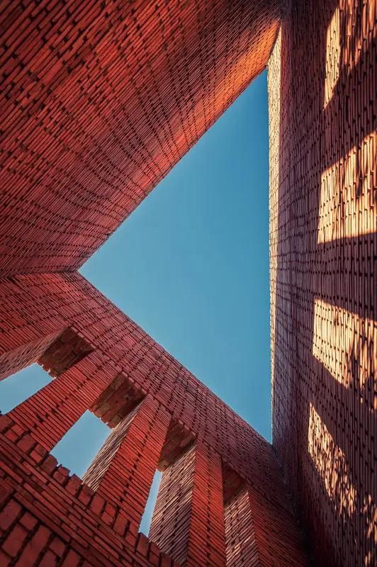 在部分农村地区，用红砖盖房属于传统习俗，理应加以保留。若不用红砖建房，那用什么呢