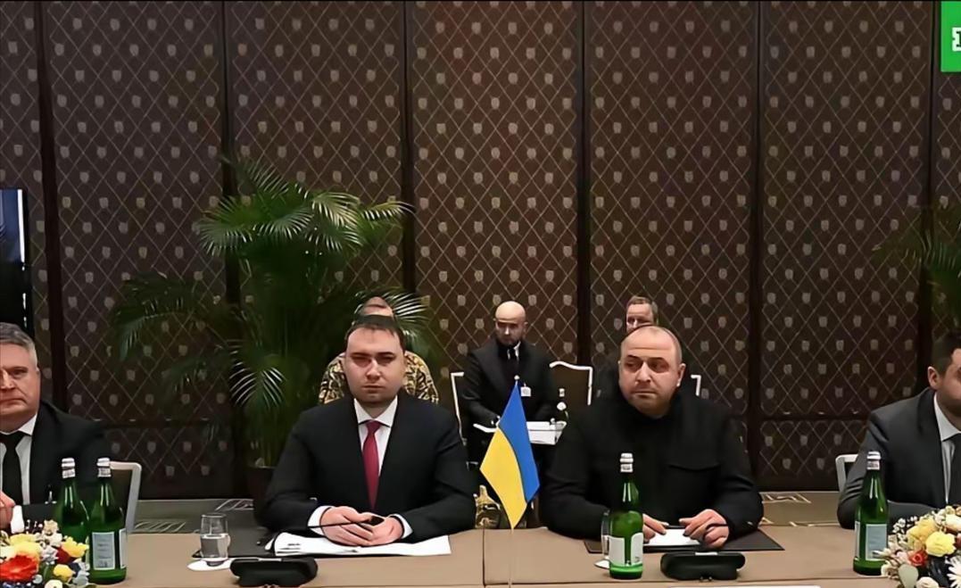 泽连斯基再度抛出新的谈判条件。针对美方提出的让乌武装力量撤出顿巴斯的要求，他开出