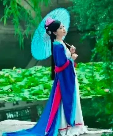 方圆天地，为头条联友对联：
妹立长亭思故客，
兄行柳岸会知音。