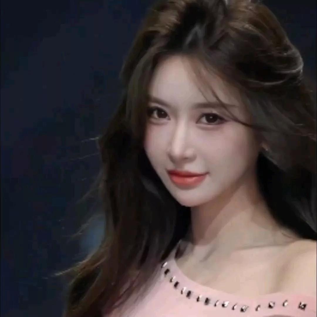 温柔甜美的女孩，粉色的连衣裙，散发着迷人的气息。温柔气质粉色 温柔粉色裙 温柔粉