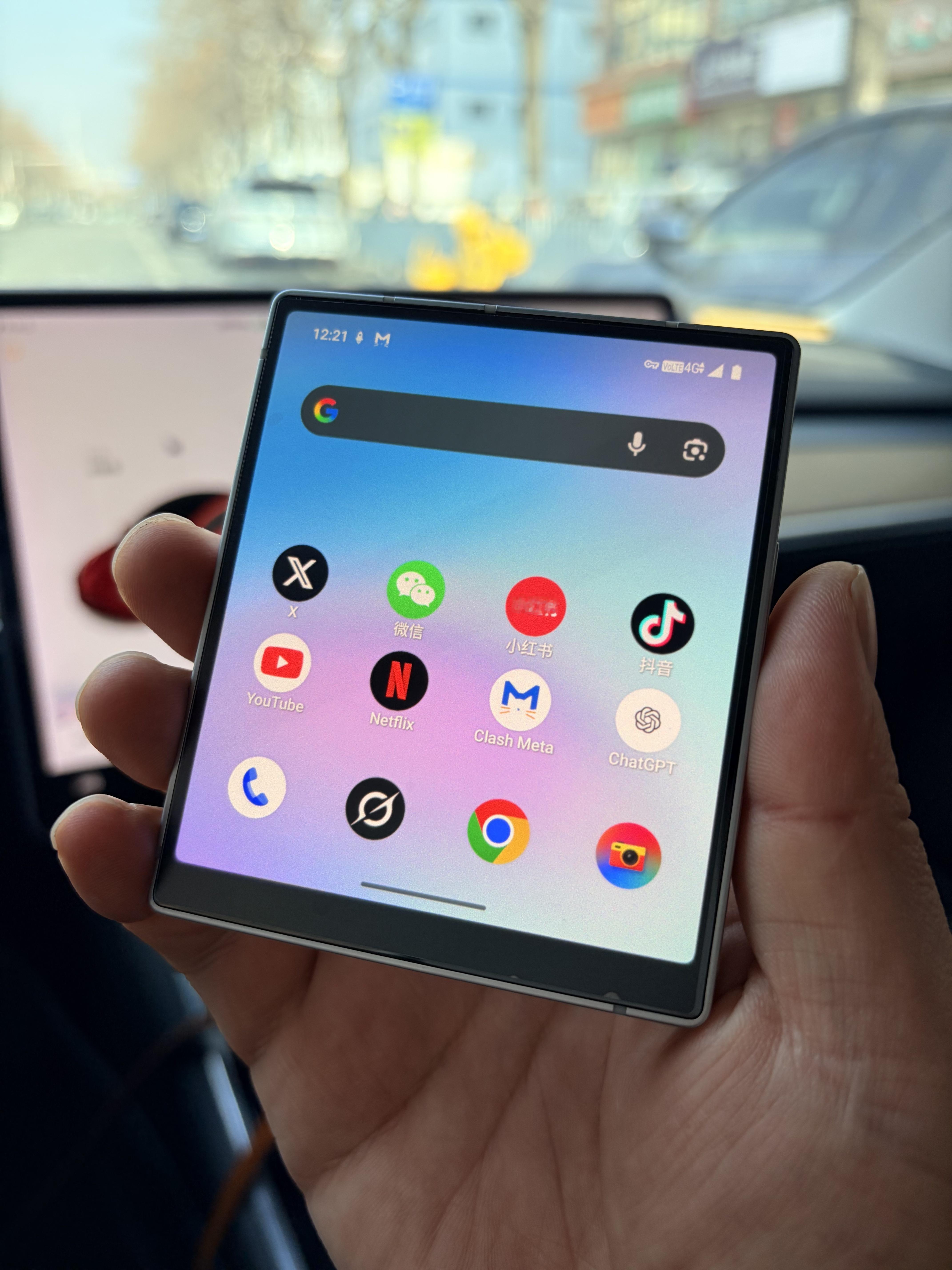 朋友发的iKKO MindOne手机的上手图，感觉这手机好小好有意思，一直都挺想