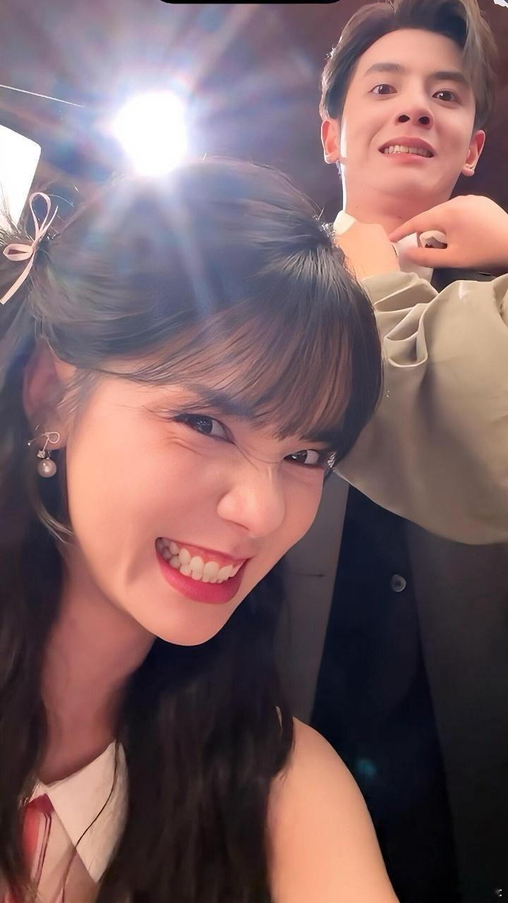 百念好何第四世在红毯 百念好何官宣四搭啦！从《请君入我怀》到视界大会红毯，前三搭