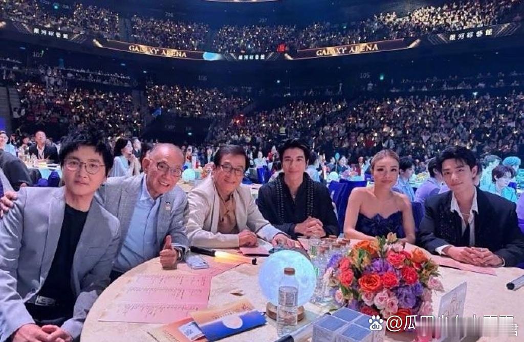 王力宏肖战容祖儿合照杨受成、成龙依旧看着很有气质，肖战在哥哥姐姐面前好乖啊。 ​