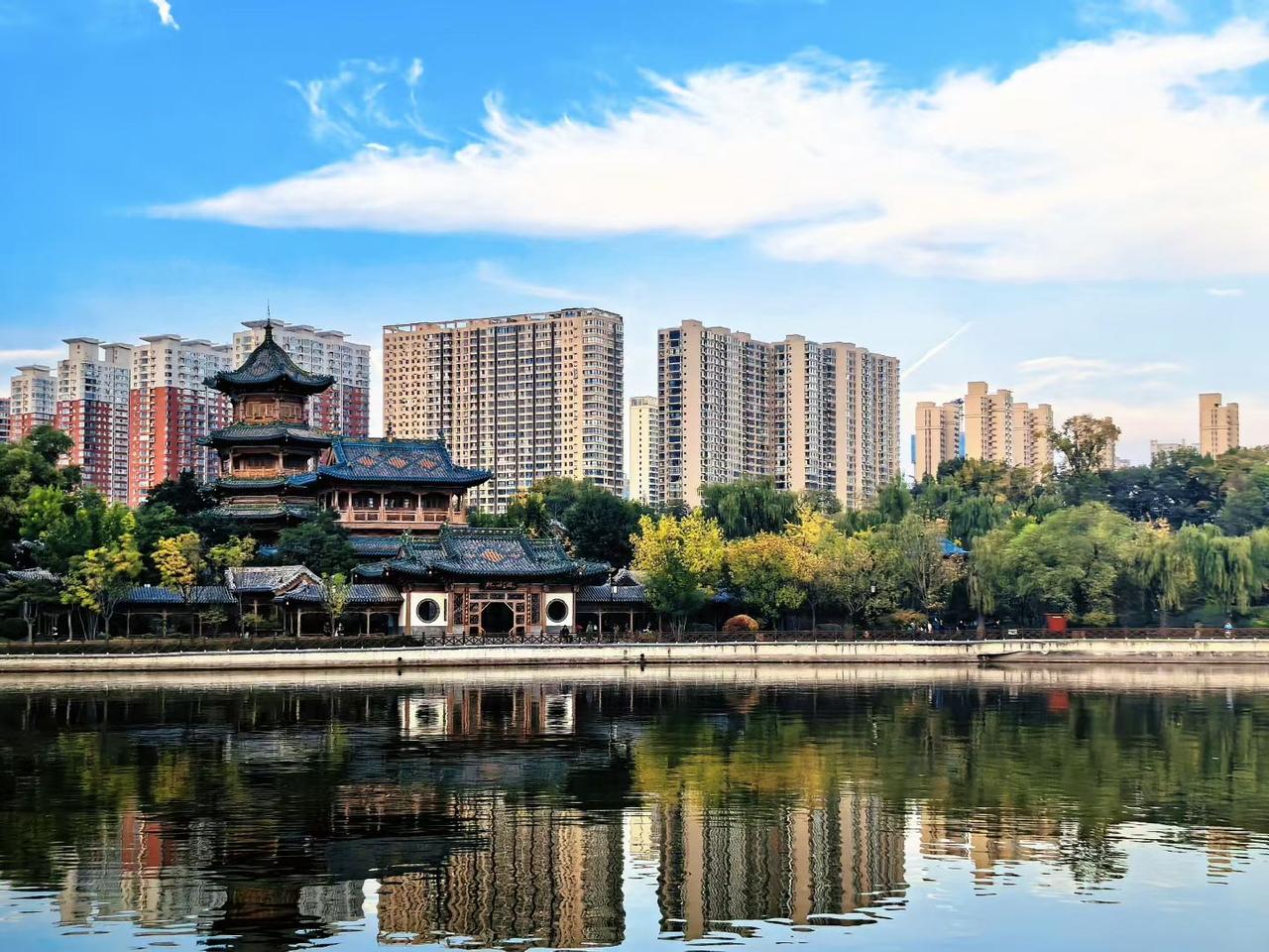 太原老城区的房价差极大，
既有二万左右的二手房，也有五六千的老破旧
迎泽大街南北
