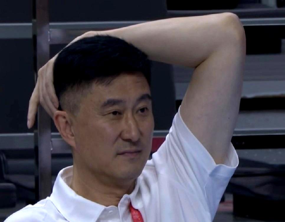 胡明轩现在场均8分，命中率三成，三分两成四，还硬占28分钟。
 

球迷看得脑壳