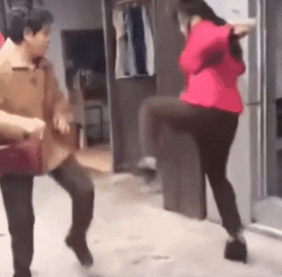 女子当街被扒掉裤子目击者发声小的时候村里两个婶子打架，扯头发，撕胸罩， 打到最后
