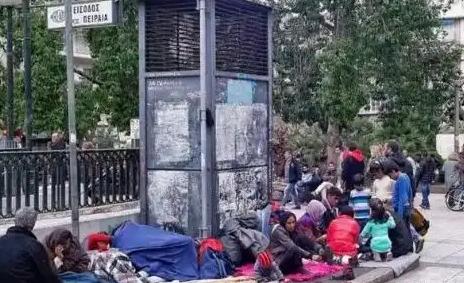 美国满大街流浪汉的根源就是美国的房产税制度，

在美国你购入房产，房子归你所有不