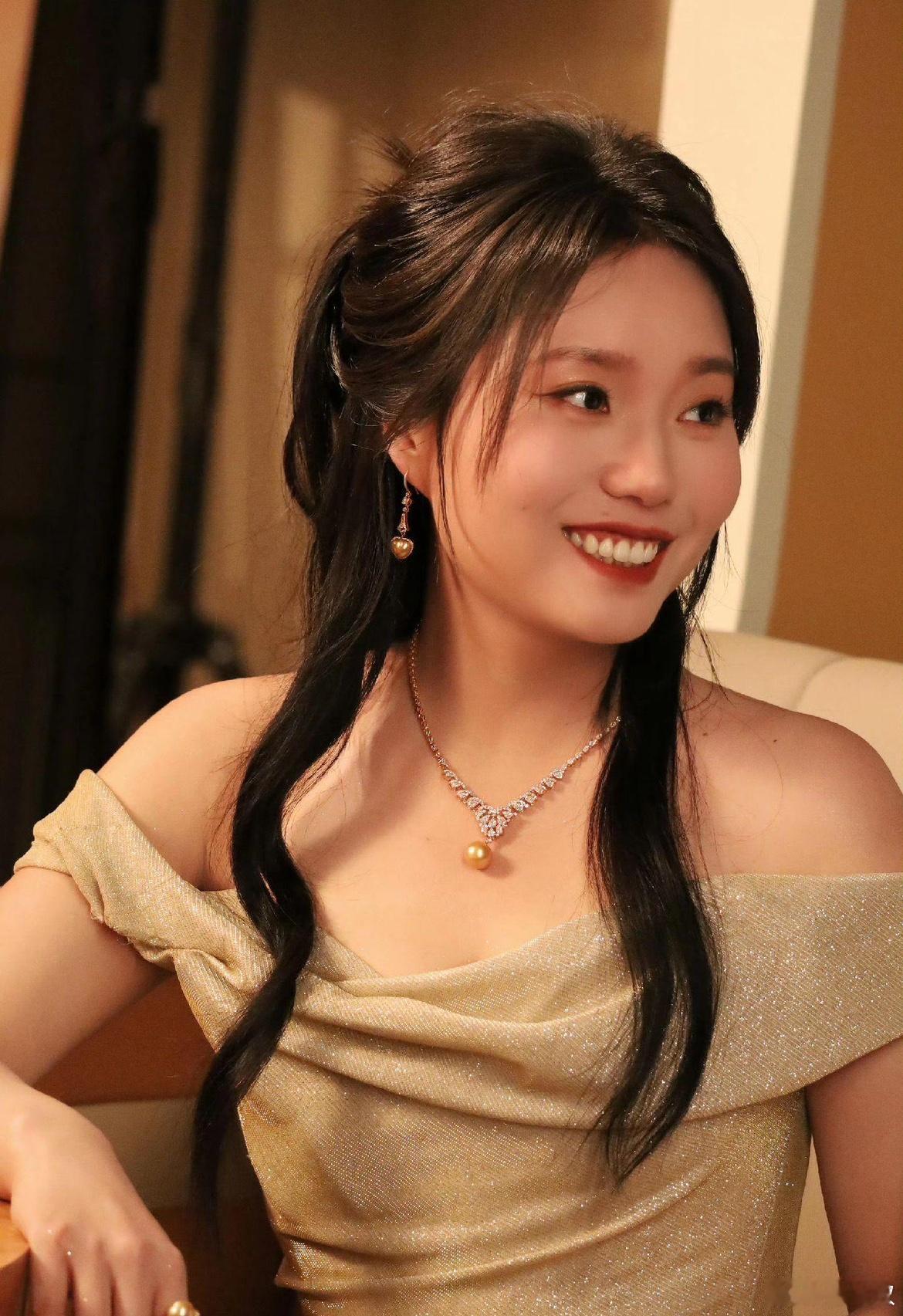 李雪琴似乎正以迅雷不及掩耳之势进军电影界，成为众人瞩目的焦点。最近她的新作接连不