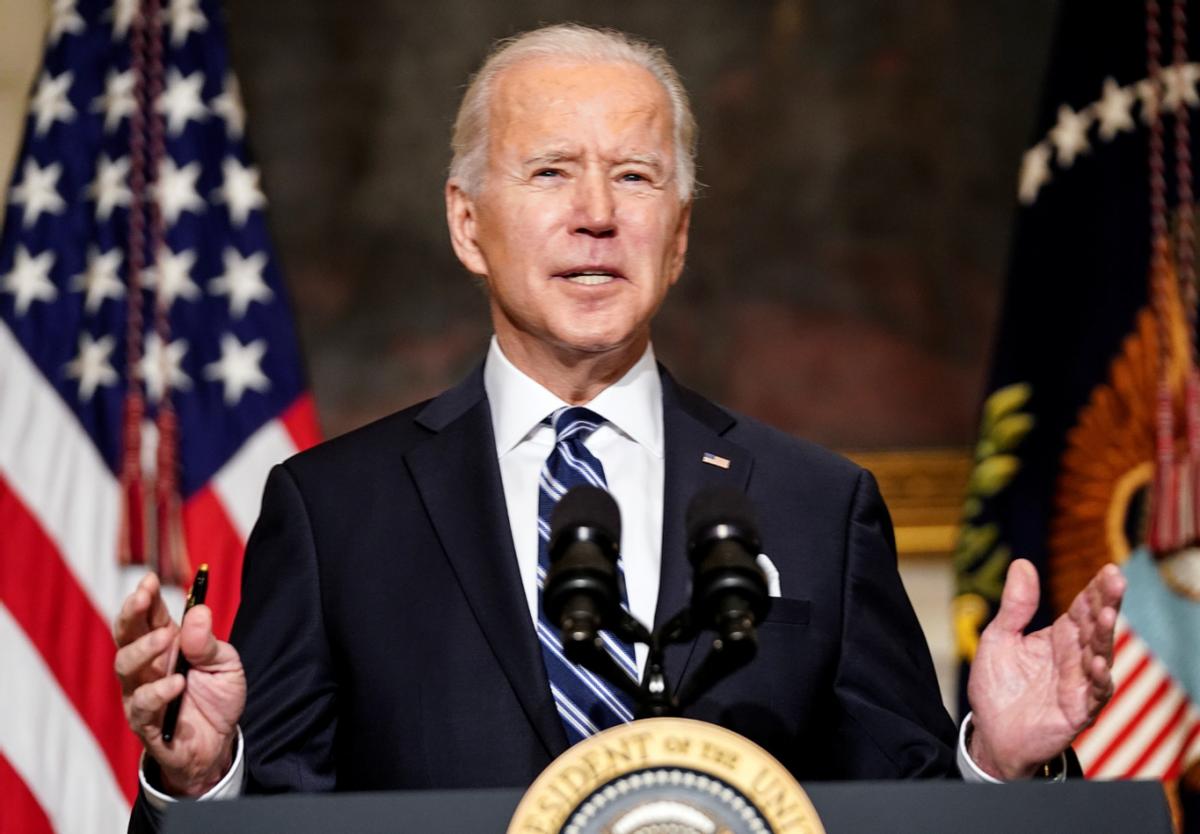 83岁拜登带病出山，一开口就冲着中国来，对特朗普痛心疾首。乐子大了！拜登和特朗普