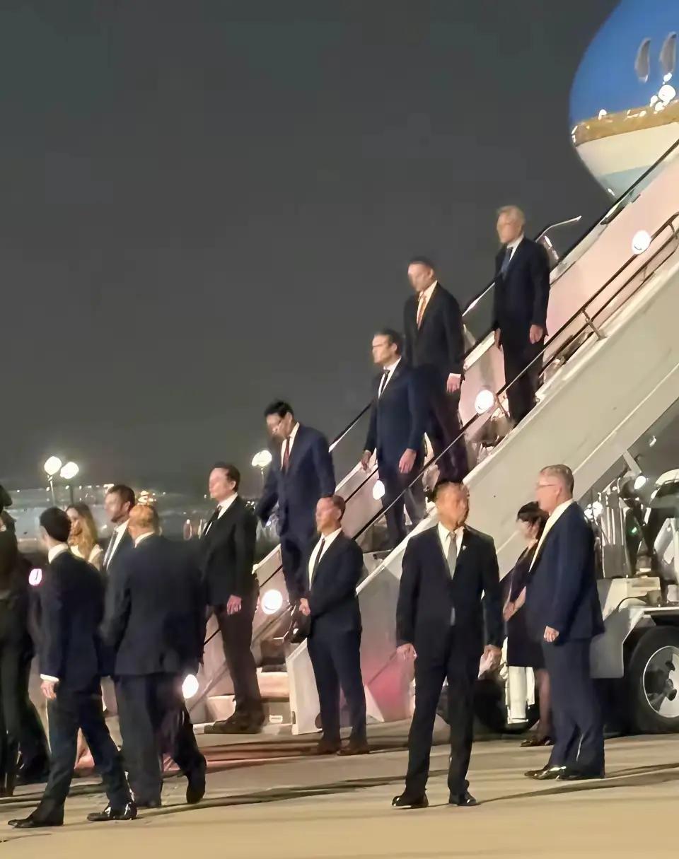 黄仁勋作为一个华裔能够美国资本圈子，上层社会，屹立不倒，不是没有原因的。
​从这