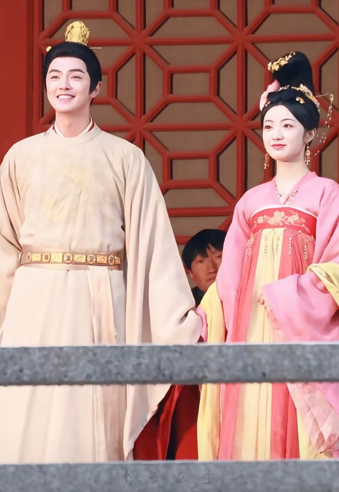 官鸿龇个大白牙好呆啊